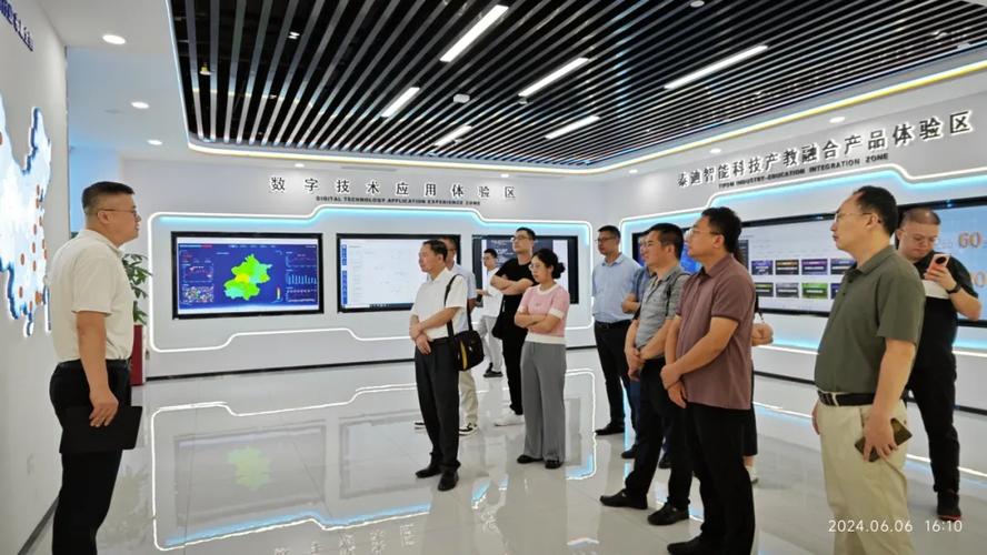 南宁市信息技术学会专家领导莅临泰迪智能科技参观交流